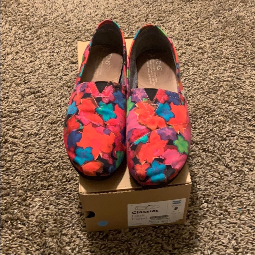 Toms - Picture 2 of 5